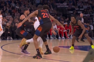 主场优势？哈特明显推人但裁判视而不见 尼克斯拿到球权