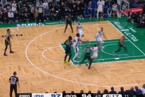 这谁能不笑啊！塔图姆三分偏得离谱直接砸板弹到怀特头上