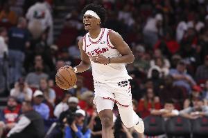 中流砥柱！阿门贡献15分7板4助4断！两记三分痛击防线