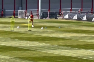 记者：对阵巴黎半场被换下，阿方索·戴维斯今日进行单独训练