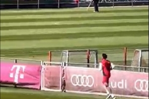 记者：脚踝韧带撕裂2个月后，拜仁小将基亚拉首次恢复跑步训练