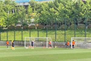 鲁媒：王大雷复出参加泰山赛前合练，球队阵容接近齐整