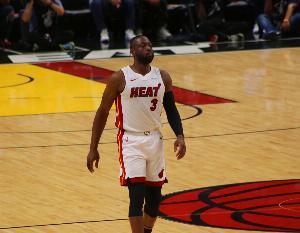 韦德：若球队需要我肯定能练出三分 但我不投三分照样场均30+