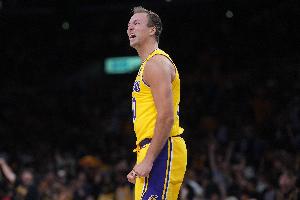 滴水不漏！肯纳德跟防谢泼德 起飞送后者遮天大帽