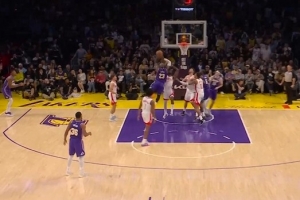 目标很明确！詹姆斯继续强攻内线 造伊森个人第5次犯规&被迫下场