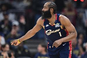 状态真不错！哈登弧顶借掩护再来一记三分球