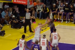 顿宝不乐意了！艾顿与申京争抢篮板被吹犯规 碰底线球