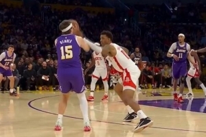 杨毅：防里夫斯你只要下手 他就搭着你手投篮 神经反应能力太强