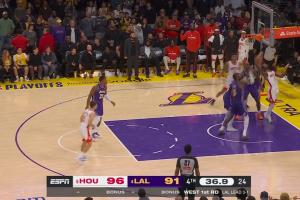 脑子宕机了？！伊森关键时刻拿到前场板 不耗时间却上反篮被帽