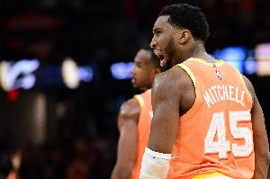 米切尔：莫布里为这些时刻做好准备 他下半场提供的火力极为重要