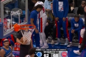 希望没事！奥萨尔防守盖帽后落地出现崴脚 随即被换下场