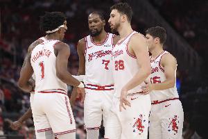 Shams：史密斯&申京&阿门是场下领袖 在季后赛旅程中组织球队聚餐