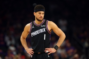 乔·约翰逊：太阳有可能交易布克 而活塞需要一个得分手