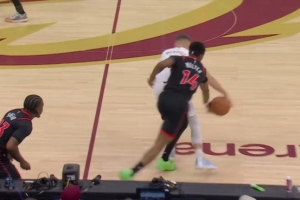 乘胜追击！沃尔特前场抢断梅里尔 随即追身三分洞穿篮心