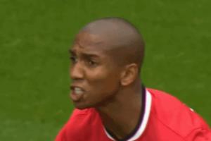 经典名场面!14/15赛季，阿什利·扬与队友沟通时，被鸟屎精准投喂