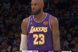 此前三分5中0！比赛最后15秒 湖人落后4分 詹姆斯抢投三分但打铁