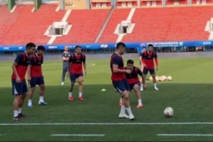 博主：河南队进行赛前踩场训练，外援纳萨里奥恢复有球训练