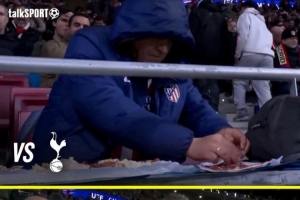 球场野餐！马竞球迷此前对阵热刺时也在场边做美食