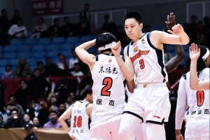 媒体人：广东高强度防守致广州无法适应 季后赛拼的就是谁防守凶