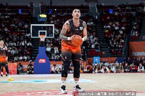 拒绝退役！陶汉林6中5高效拿下11分4篮板1助攻