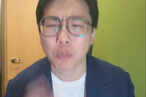 解说：魔术主帅莫斯利快下课吧 他就是距离场边最近的观众