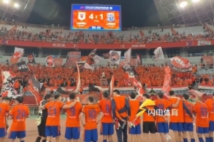 双向奔赴！泰山4-1大胜申花，赛后泰山全体球员向现场球迷致谢