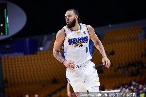 媒体人：今晚进攻端周琦挖坑麦基填坑 后者持续重锤广东内线软肋