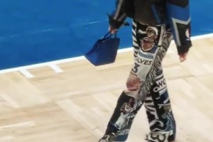 赛场变T台?麦克丹尼尔斯女友球场走猫步..